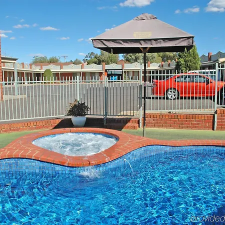 Golden Reef Motor Inn 
